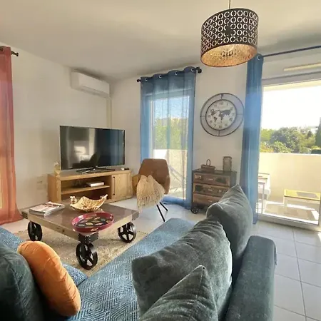 شقة Bright With Balcony
