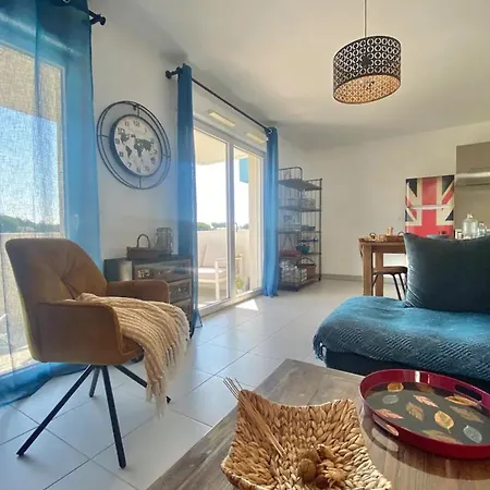 شقة Bright With Balcony